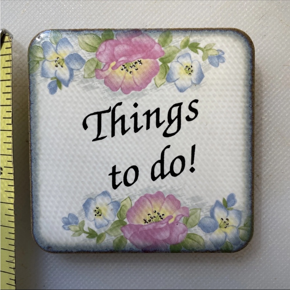 THINGS TO DO ! Small ceramic Fridge magnet Decoration Flowers Floral Not Used